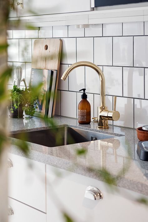 Kitchen with a golden touch - via cocolapinedesign.com Coco Lapine Design, Classic Kitchen, Kitchen Dinning, Kitchen Makeover, Kitchen Tiles, Kitchen Styling, Kitchen Backsplash, Tile Design, Kitchen Renovation