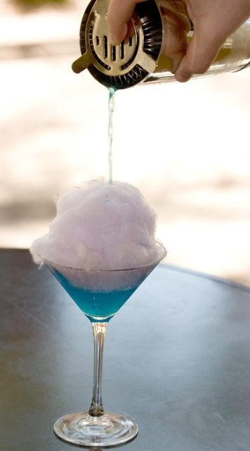 Cotton candy martini - pretty for a signature cocktail. Cotton Candy Vodka, Cotton Candy Martini, Cotton Candy Cocktail, Vesper Martini, Blue Drink, Cocktail Fruit, Candy Cocktails, Apple Martini, Martini Bar