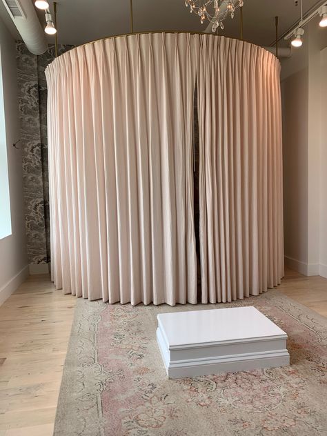 Round Fitting Room, Manequin Ideas Display Boutique, Wedding Dress Store Interior, Sewing Studio Space, Moroccan Dining Room, Bridal Shop Interior, Bridal Shop Ideas, Bridal Showroom, Store Design Boutique