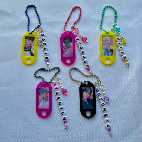 How To Make Kpop Keychains, Freebies Ideas Kpop, K Pop Keychain, Kpop Freebies Ideas, Freebie Ideas, Kpop Freebies, Kpop Accessories, Diy Gift For Bff, Kpop Diy