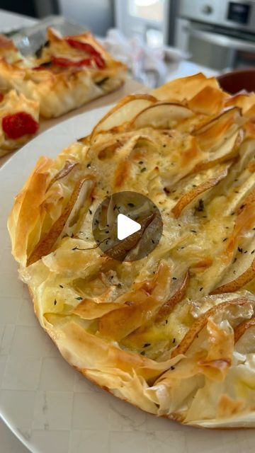 Geisa Richetti | Personal Chef on Instagram: "Tortinha de massa filo (CONTÉM GLÚTEN)  Você vai precisar de massa filo - vendem congelada no supermercado - tirem 15 minutos antes de usar, ovo, creme de leite (fresco ou de caixinha), sal, pimenta e o recheio que quiser. Nessa foi pera com Brie e tomilho e outra com tomate seco, manjericão e muçarela de búfala.  A quantidade de ingredientes vai depender do tamanho da sua forma.  Passo a passo está no vídeo.  Da pra fazer de tantos sabores! Usem a criatividade e o que tiver “sobrando” por aí.   Pra lanche, pra receber ou até pra presentear. Uma torta fácil e super saborosa. Já compartilha com alguém que vai gostar.  E me conta aqui qual recheio você faria, quero saber." Personal Chef, Brie, Pistachio, Chef, Pasta