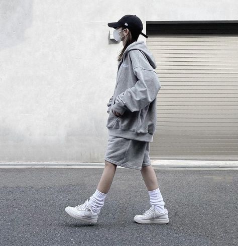 Tomboy Fall Outfits, Tomboy Dresses, Oversized Hoodie Outfit, Oversized Hoodie Dress, Baggy Outfit Ideas, Korean Fits, Pose Fotografi, Body Outfit, Baggy Clothes