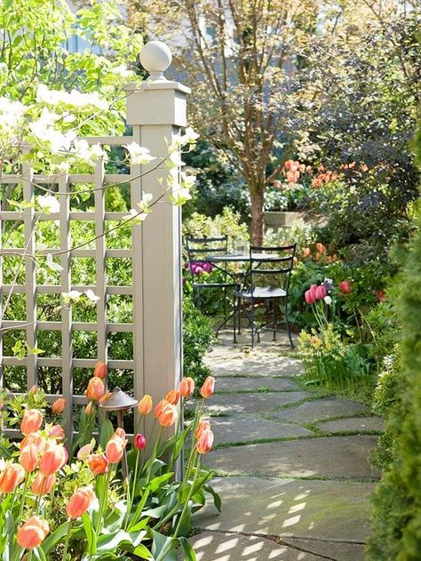 Lattice Ideas, Garden Lattice, Flagstone Walkway, Lattice Fence, Front Courtyard, Pretty Garden, Secret Gardens, Modern Backyard, Have Inspiration