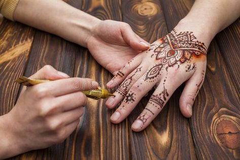 What Is Henna, Mehndi Cone, Henna Hair Color, Simple Mehendi Designs, Organic Henna, Tato Henna, Legs Mehndi Design, Full Hand Mehndi, Henna Paste