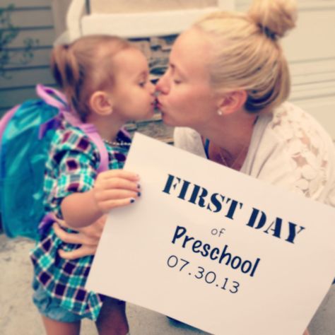 First Day Of Vpk Photo Ideas, School Photo Ideas, School Kiss, First Day Of School Photo, Preschool First Day, Kindergarten Pictures, School Pic, First Day Of School Pictures, Preschool Pictures