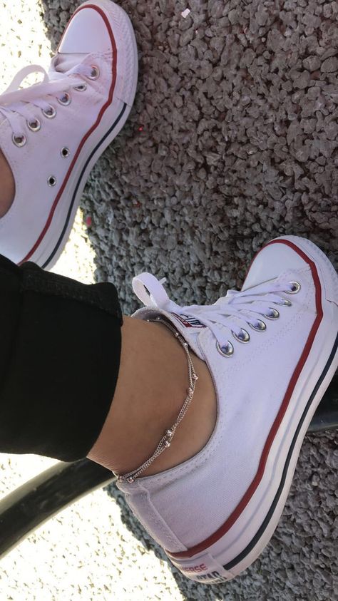 White Converse Women, White Converse Outfits, Converse Style Women, Celebrity Style Icons, Black Nike Shoes, Outfits With Converse, White Converse, Illustration Fashion Design, Aesthetic Shoes