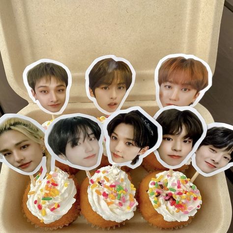 Skz Cupcakes, K Pop Themed Party, Straykids Cake Birthday Ideas, Skz Birthday Ideas, Kpop Themed Party, Kpop Theme Party, Skz Birthday Party Ideas, K Pop Birthday Party Ideas, Stray Kids Gift Ideas