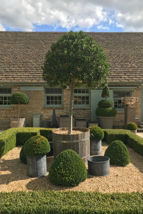 Farm Courtyard Ideas, Cotswold Cottage Garden, Farmyard Courtyard, Cotswold Garden Ideas, Cotswolds Garden, Farm Courtyard, Daylesford Farm, Daylesford Organic, Fancy Lunch