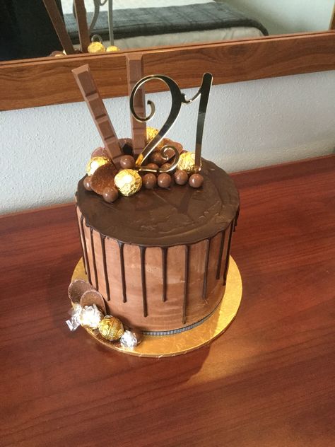 21 Cake, Decorating Cupcakes, 21st Cake, Chocolate Drip Cake, 18th Bday, Birthday Chocolate, 21 Birthday, Birthday Chocolates, Chocolate Drip