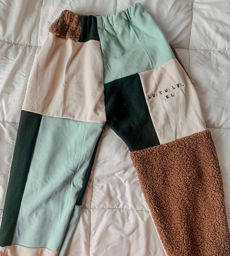 How To Make Patchwork Pants, Reworked Clothes Ideas, Sweatpants Diy, Diy Sweatpants, Upcycled Pants, Patchwork Sweatpants, Hoodie Upcycle, Reworked Clothes, Reworked Clothing