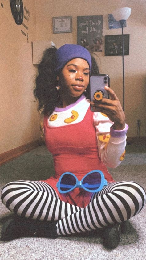 Halloween Costumes Nostalgia, Warm Cute Halloween Costumes, Halloween Costume With Braids, Funny Work Costumes, Retro Halloween Costume Ideas, 90s Halloween Costumes Women, Iconic 90s Halloween Costumes, 90s Character Costumes, Big Comfy Couch Costume