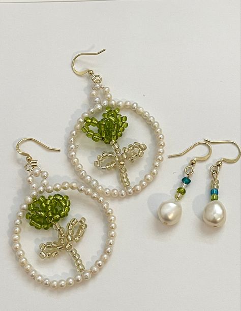 Seed Bead Earrings Diy Free Pattern, Seed Bead Earrings Diy, Earrings For Summer, Seed Beads Diy, Pearl Earrings Handmade, Beaded Flowers Patterns, Glam Jewelry, Handmade Dangle Earrings, Beaded Earrings Tutorials