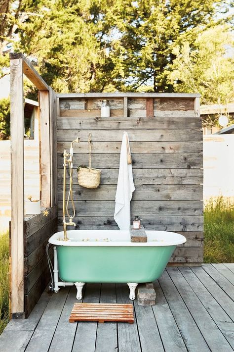 outdoor tub Outside Showers, Old Bathtub, Green Backyard, Outdoor Bathtub, Outdoor Bathroom Design, Outdoor Tub, Outdoor Baths, Outdoor Bath, Decor Ikea