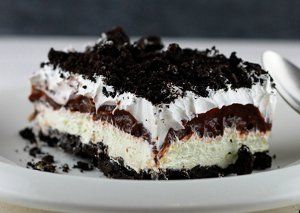 Sinfully Simple Oreo Delight - Love Oreo cookies?  Here's a must-make easy dessert recipe for you!  With Cool Whip, chocolate pudding and cream cheese, you can make this luscious, layered dreamy treat that's too good to pass up.  All we have to say is "yum!" Oreo Delight, Dessert Oreo, Party Cupcakes, Torte Cupcake, Oreo Recipes, Oreo Dessert, A Piece Of Cake, Think Food, Piece Of Cake