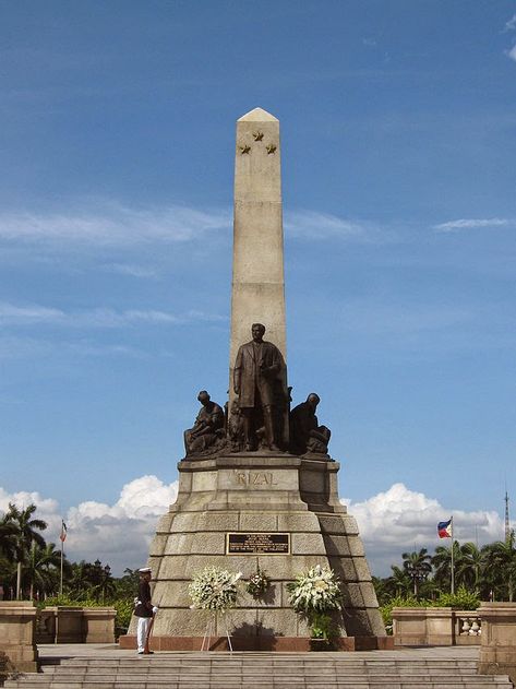 10 Most Famous Travel Destinations In Philippines | Rizal Monument at Rizal Park in Manila, Philippines Rizal Park Manila, Rizal Monument, Rizal Park, Filipino Architecture, Philippine Holidays, Jose Rizal, Colombo Sri Lanka, Philippines Culture, Filipino Culture