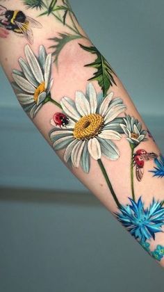 Bouquet Sleeve Tattoo, Natur Tattoo Arm, Colorful Flower Tattoo, Daisy Tattoo Designs, Daisy Flower Tattoos, Pretty Flower Tattoos, Garden Tattoos, Bug Tattoo, Wildflower Tattoo