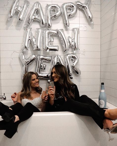 Best friends new years eve photo inspo New Years With Friends, New Year’s Eve Photos, New Years Instagram Pictures, Nye Photo Ideas, New Year With Friends, New Years Eve Pictures, Happy New Year Photo, New Year Pictures, Picture Inspiration