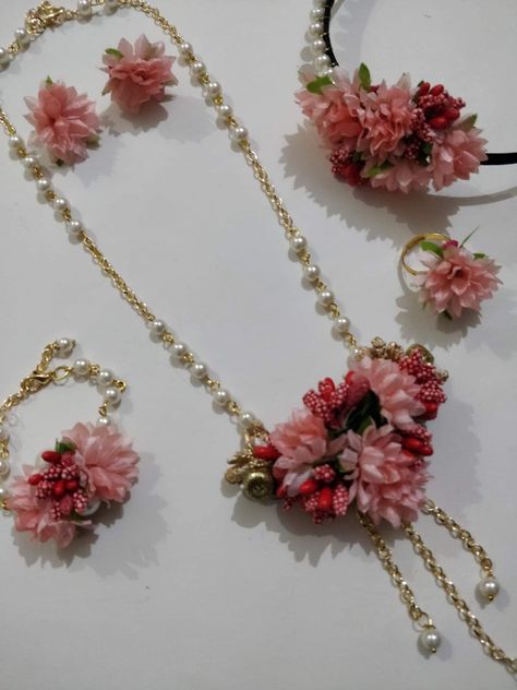 Simple Floral Jewellery, Holud Jewellery, Haldi Look For Bride, Haldi Jewellery, Flower Jewellery For Haldi, Flower Jewellery For Mehndi, Simple Wedding Favors, Flowers Jewellery, Bridal Hair Decorations