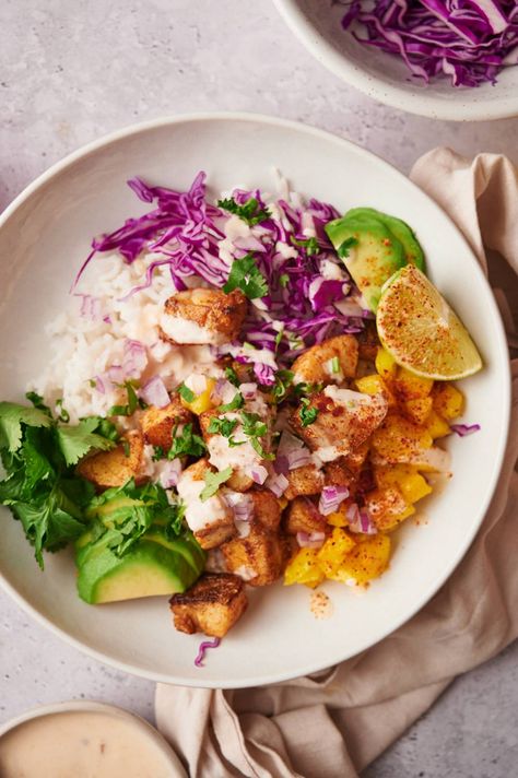 These quick and easy fish taco bowls are the ultimate healthy dinner with seasoned fish, mango salsa, avocado, and steamed rice. Packed with flavor! #dinner #bowl #kidfriendly #makeahead #quickandeasy Fish Taco Bowl, Mango Fish, Salsa Avocado, Mahi Mahi Tacos, Taco Bowl Recipe, Easy Fish Tacos, Avocado Bowl, Taco Bowl, Mango Avocado Salsa