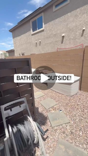 Backyard Bathroom Ideas, Small Pool Bathroom Ideas, Small Pool Bathroom, Outside Bathroom Ideas, Poolhouse Bathrooms, Pool House Bathroom Ideas, Pool Bathroom Ideas, Outdoor Pool Bathroom, Outside Bathroom