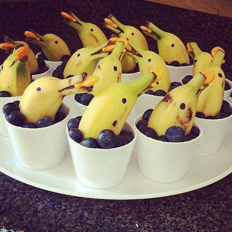 Blueberry banana dolphin snacks! We love serving this quick, easy and healthy treat after mermaid swim lessons. Tropisk Fest, Party Fruit, Dolphin Tale, Preschool Snacks, Fruit Party, Mermaid Parties, God Mat, Banana Blueberry, Snacks Für Party