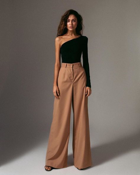 Camel Trousers Outfit, Formal Outfits For Women Parties, Semi Formal Outfits For Women, Brown Pants Outfit, Boho Street Style, Elegant Girls, Semi Formal Outfits, Chique Outfits, Causal Outfits