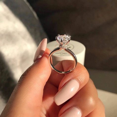 Diamond engagement ring Cute Engagement Rings, Future Engagement Rings, Round Engagement Rings, Best Engagement Rings, Stylish Rings, Dream Engagement Rings, Rings Cool, Womens Wedding Bands, Diamond Solitaire Rings