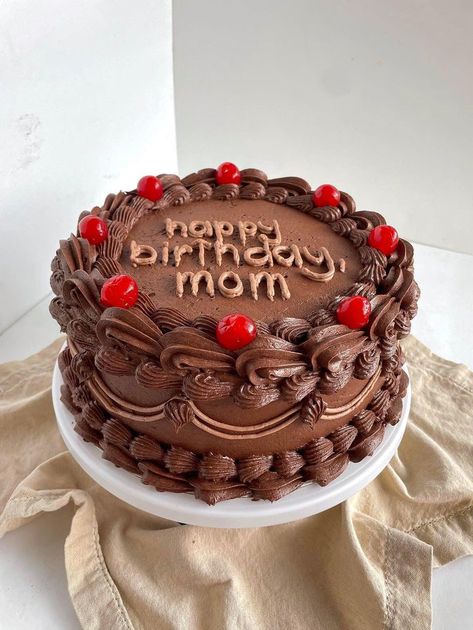 Vintage Birthday Cakes Chocolate, Cake Decorating Chocolate Frosting, Chocolate Frosting Cake Design, Chocolate Bday Cake Ideas, Chocolate Cherry Cake Decoration, Mom Birthday Cake Chocolate, Cute Chocolate Cake Aesthetic, Chocolate Cake Decoration Aesthetic, Vintage Chocolate Cake Decoration