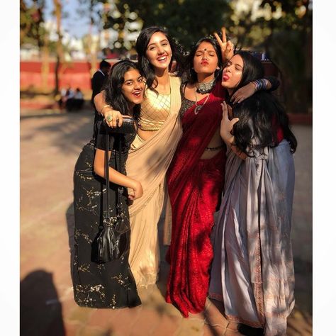 Sari Poses With Friends, Saree Poses With Friends Photoshoot Ideas At Home, Best Friends Saree Poses, Group Photo Poses In Saree, Saree Photoshoot With Friends, Bff Saree Poses, Saree With Friends, Farewell Pics Ideas, Graduation Saree Outfit Ideas