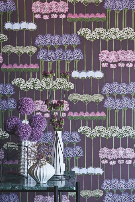 Cole & Son Allium wallpaper from the Botanical collection of wallpapers. Purple wallpaper. Lilac Interiors. Floral wallpaper. Lee Jofa Wallpaper, Allium Flowers, Wallpaper Warehouse, Cole And Son Wallpaper, Wallpaper Stores, London Design Festival, Plant Wallpaper, Botanical Wallpaper, Wallpaper Direct