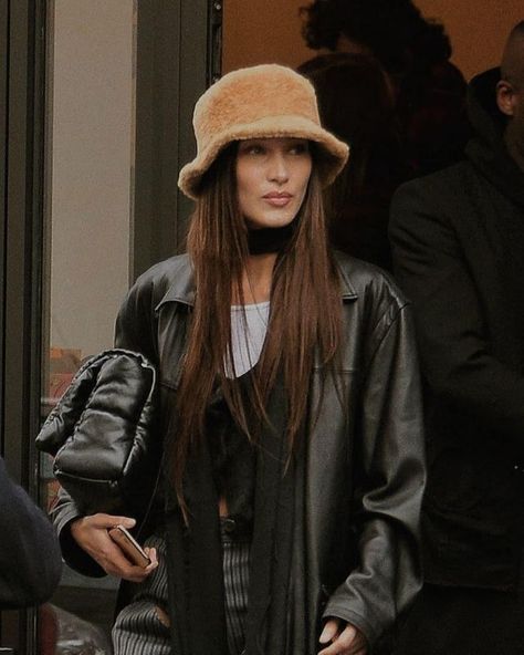 Bucket Hat Outfit, Hat Aesthetic, New York Street Style, Winter Fit, Looks Street Style, Street Style Winter, Winter Fits, Outfits With Hats, Models Off Duty