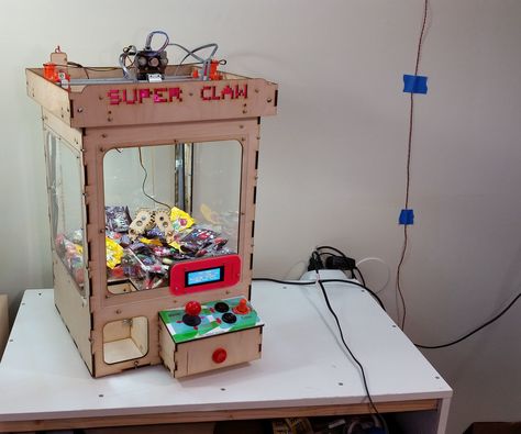 Diy Claw Machine, Mini Arcade Machine, Diy Arcade Cabinet, Diy Arduino, Mini Arcade, Eating Before Bed, Arcade Cabinet, Maker Project, 3d Printer Diy