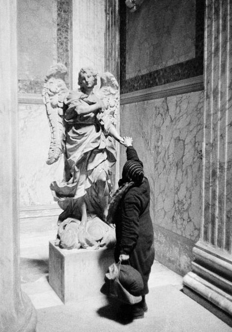 Thomas Hoepker - Rome. 1957. Old woman touching the hand of an angel Thomas Hoepker, The Pantheon, Old Woman, Magnum Photos, The Hand, An Angel, Photo Art, Rome, Greek Statue