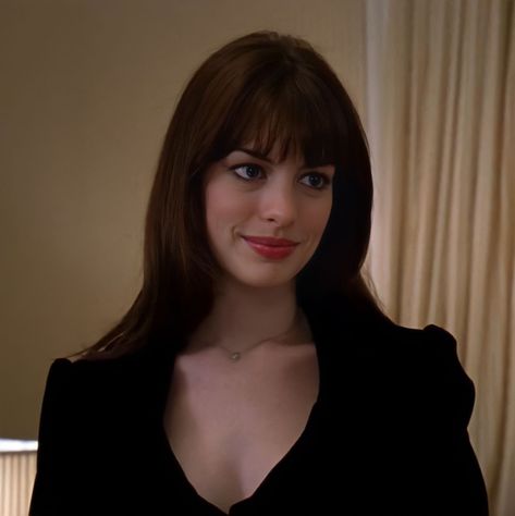 Andy Sachs Hair, Anne Hathaway Characters, Anne Hathaway Devil Wears Prada Hair, Andrea Devil Wears Prada, Movie Characters With Bangs, Anne Hathaway Now, Andrea Sachs Aesthetic, Anna Hathaway Aesthetic, Andrea Character