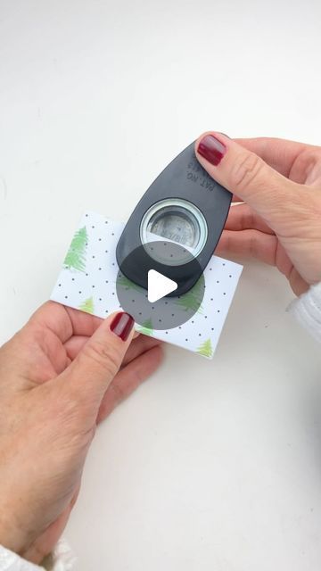 Renee Day on Instagram: "Get creative this holiday season with a DIY gift card holder! 🎁 Save this post for easy crafting – all measurements included.🎄 

#greetingscard #holidaycrafts #papercrafters #dıy #makersgonnashare #christmascraft #cardmakingaddict #craftymomma #diycrafting #craftsofinstagram #cardmakingfun #craftaddict #paperlovers #stationerylovers #craftlove #papercraftersofinstagram #makersgottamake #easycrafts #craftaholic #christmasdecorideas #giftwrappingideas #giftcardholder" Diy Giftcards Holder, How To Make A Gift Card Holder, Diy Gift Tags Ideas Homemade, Christmas Gift Card Holder Ideas, Diy Gift Tags Ideas, Gift Card Holders Diy, Diy Gift Card Holder Ideas, Christmas Tree Gift Card Holder, Place Card Holders Diy