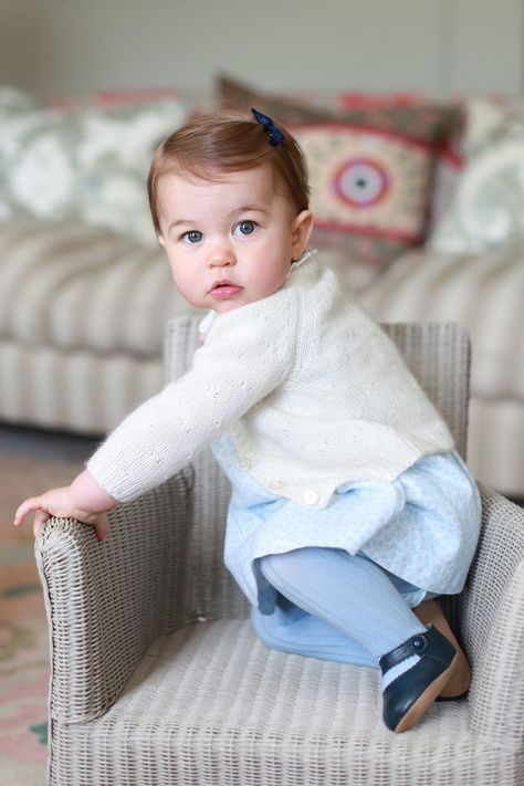 Princess Charlotte at 1 year old Kate Middleton Family, Prinz George, Prince William Et Kate, Herzogin Von Cambridge, Princesa Charlotte, Happy Birthday Princess, Royal Baby, Patterned Cardigans, William And Kate