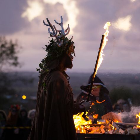 Celtic Samhain Aesthetic, Pagan Samhain Decorations, Samhain Festival Ireland, Irish Halloween Traditions, Samhain Decorations Outdoor, History Of Samhain, Samhain Decorations Pagan, Samhain Ireland, Samhain Ceremony