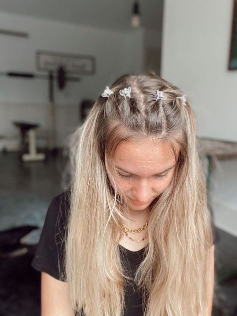 2000s Hair, 2000s Hairstyles, Spring Hair Trends, Concert Hairstyles, Spring Hair, Clip Hairstyles, 90s Hairstyles, Peinados Fáciles Para Cabello Corto, Work Hairstyles