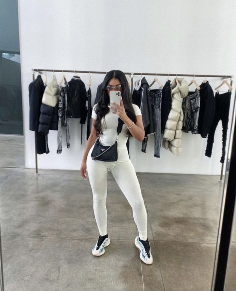 Yeezy Outfit, Streetwear Girl, Yeezy 700, Swag Outfits For Girls, Chill Outfits, Girls Summer Outfits, Baddie Outfits Casual, Cute Simple Outfits