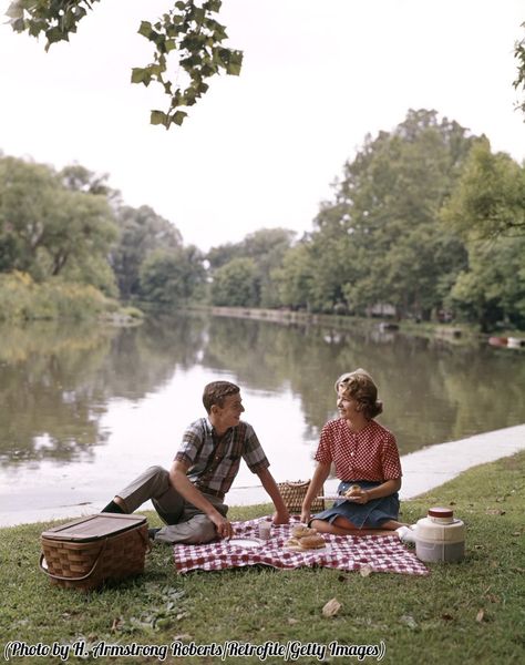 Retro Couple, Lake Photoshoot, Sunday Kind Of Love, School Date, Couple Activities, Vintage Picnic, Picnic Date, Sitting Poses, A Picnic