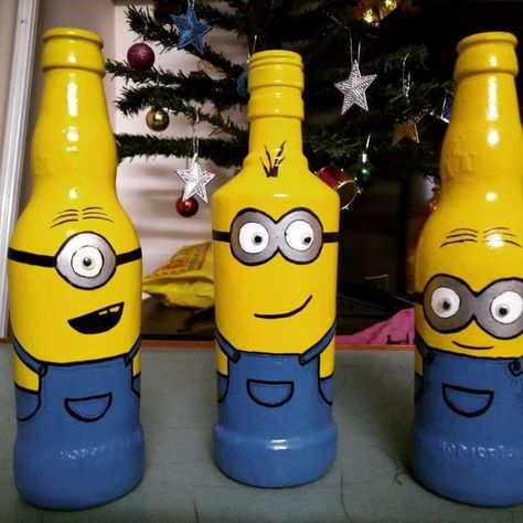 Minions Bottle Painting, Minions Bottle Art, Square Bottle Art, Bottle Painting Ideas Acrylics, Glass Bottle Diy Projects, Beer Bottle Art, Glass Decor Ideas, Bottle Art Projects, Bottle Paint