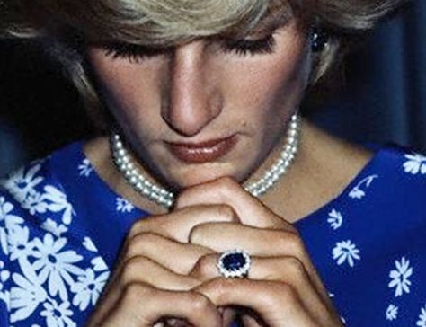 Diana Engagement Ring, Princess Diana Ring, Princess Diana Rare, Princess Diana Fashion, Something Blue Bridal, Princess Diana Family, Princess Diana Photos, Iconic Weddings, Princes Diana