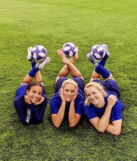 Cute Soccer Pictures, Soccer Photography Poses, Soccer Team Pictures, Soccer Senior Pictures, Mallory Pugh, Soccer Things, Soccer Aesthetic, Soccer Poses, Soccer Pics