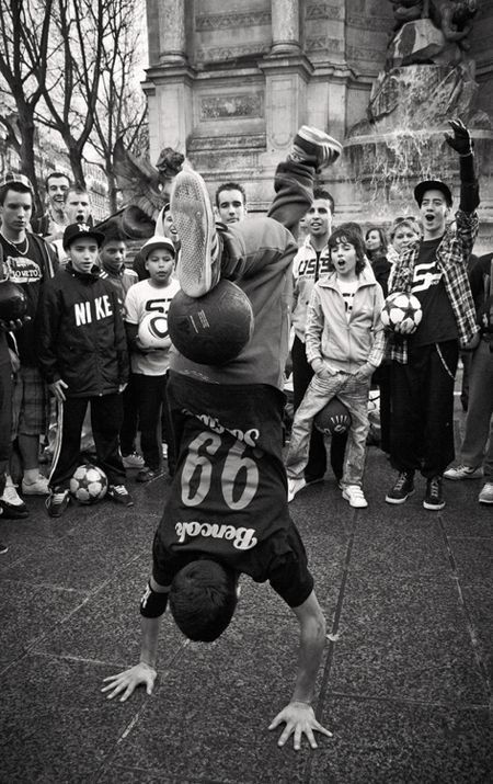 Freestyle Football, Street Football, Street Soccer, Fifa 22, Football Photography, Soccer Inspiration, Custom Cars Paint, Football Fashion, Alone Photography