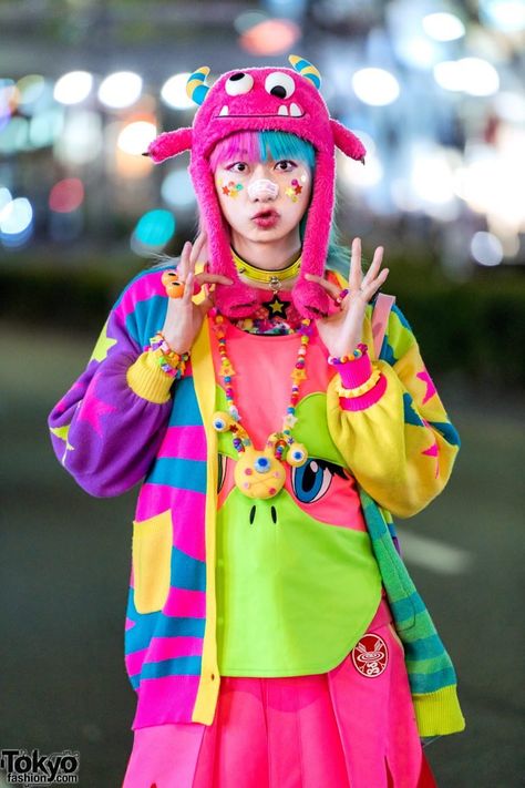 Terry Richardson Photography, Clowncore Outfit, Kawaii Street Fashion, Colorful Street Style, Kawaii Outfit Ideas, Two Tone Hair, Monster Hat, Fashion Walk, Harajuku Girls