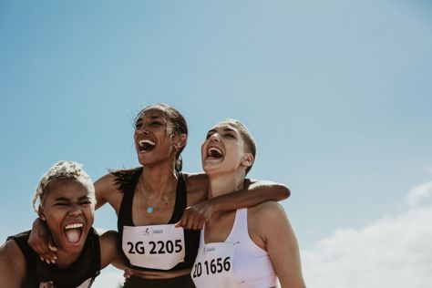 How Mindfulness is Showing up at the Olympic Games - Mindful || From Simone Biles to Tom Daley, here are some of the ways mindfulness is taking center stage at the Tokyo 2020 Olympic Games. https://www.mindful.org/how-mindfulness-is-showing-up-at-the-olympic-games/ Running Photos, Female Runner, Reference Pose, Running Team, Team Success, The Olympic Games, 2020 Olympics, Tom Daley, Running Club