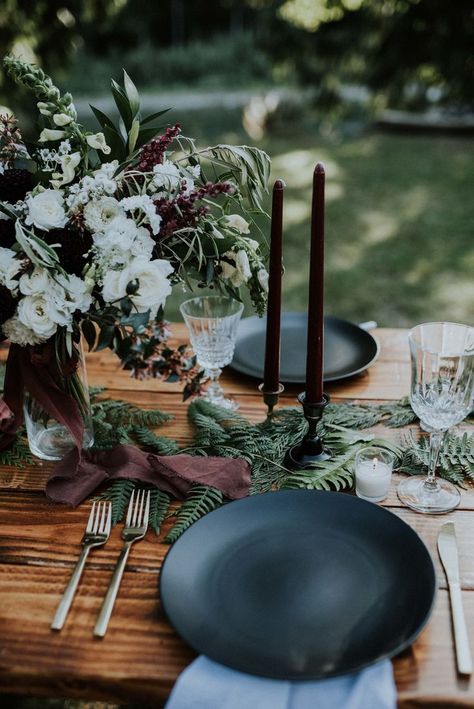 Gray plates with white or coral napkin? If white naps, some pinecones sprayed coral? Moody Table Setting, Boho Moody, Elegant Halloween Decor, Mothers Day Dinner, Dinner Table Setting, Wedding Plates, Moody Wedding, Wedding Reception Tables, Spring Table