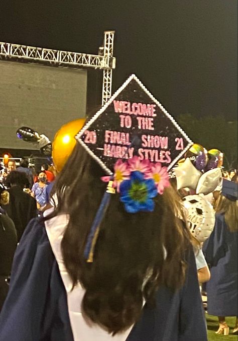 Sound Of Music Graduation Cap, Graduation Playlist Cover, Cap Decoration Graduation Harry Styles, Senior Hats Decoration, Welcome To The Final Show Grad Cap, Hey Look Ma I Made It Grad Cap, Graduation Caps Aesthetic, Graduation Cap Harry Styles, Undergraduate Cap Ideas