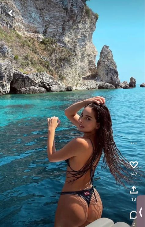 Summer Girl Aesthetic, Tan Girl, Place Aesthetic, Aesthetic Beach Pictures, Aesthetic Place, Summer Picture Poses, Instagram Photo Inspiration, Beach Poses, Beach Photoshoot