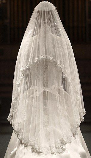 Kate Wedding Dress, Kate Middleton Wedding Dress, Royal Wedding Gowns, Princesse Kate Middleton, Middleton Wedding, Kate Middleton Wedding, Prins William, Reine Elizabeth Ii, Sarah Burton